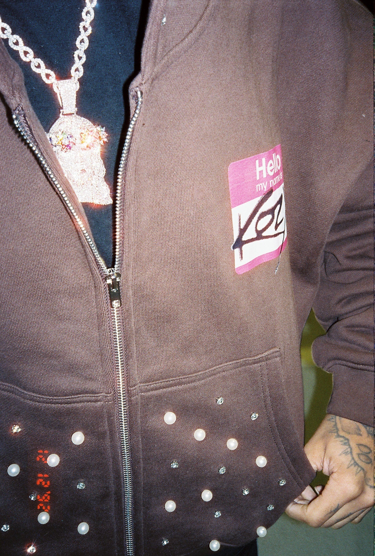 Brauner „Hello My Name Is Kozy“-Reißverschluss