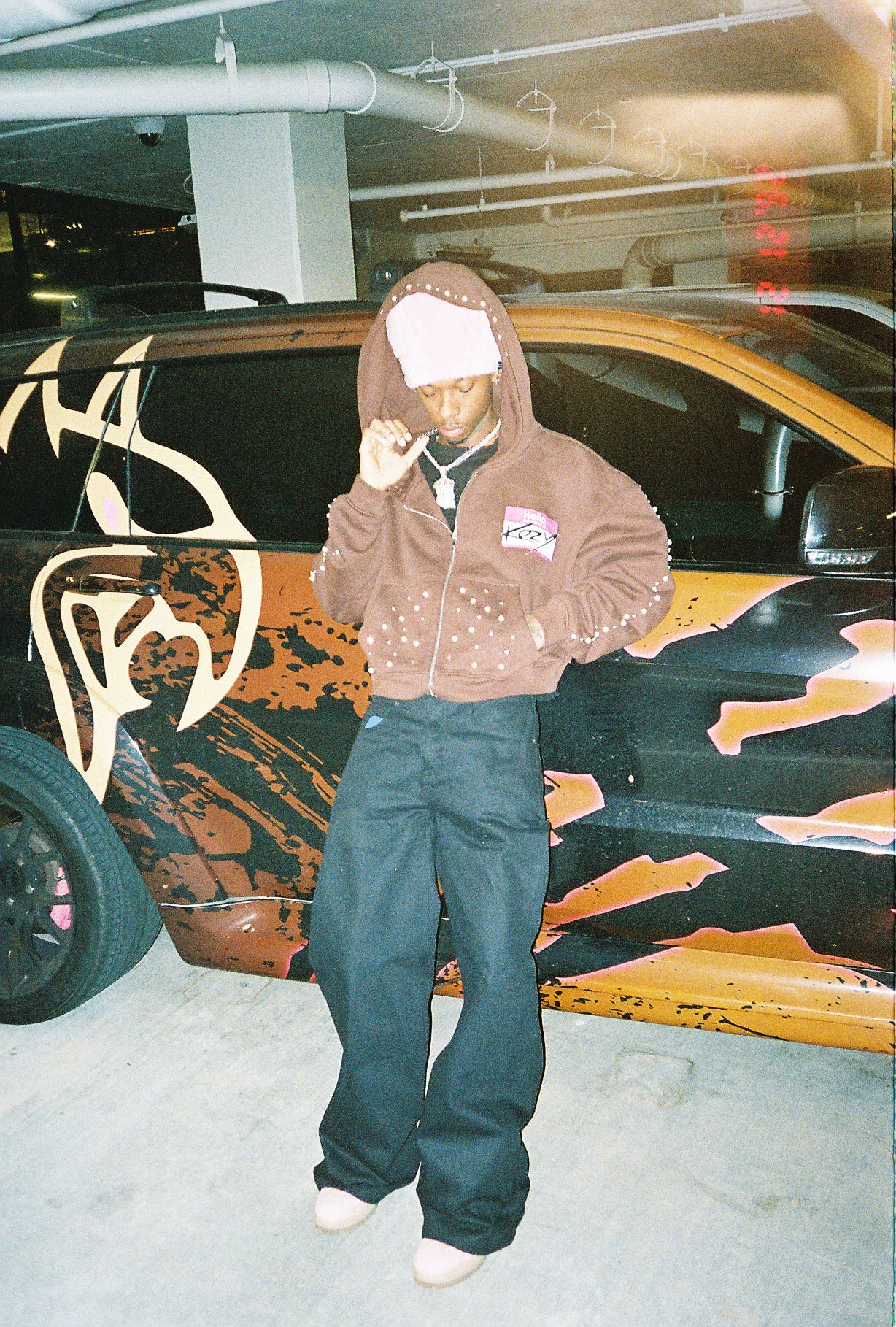 Brauner „Hello My Name Is Kozy“-Reißverschluss