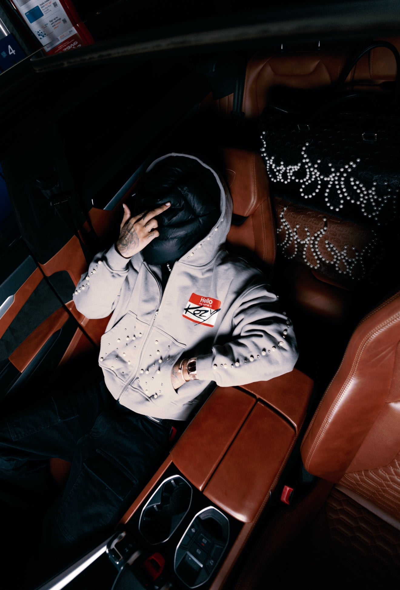 Grauer „Hello My Name Is Kozy“-Reißverschluss