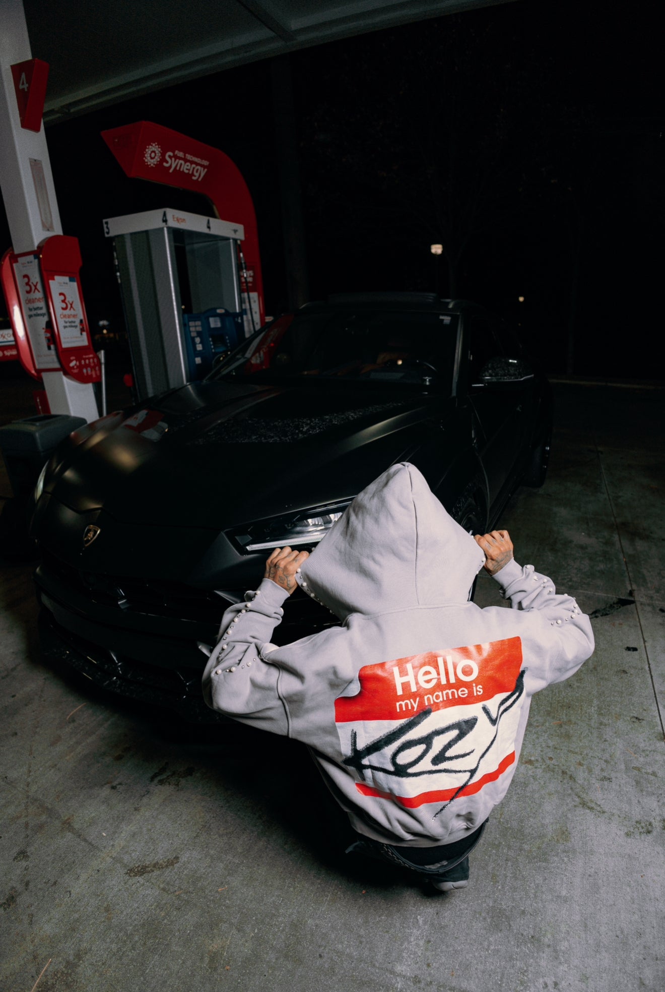 Grauer „Hello My Name Is Kozy“-Reißverschluss