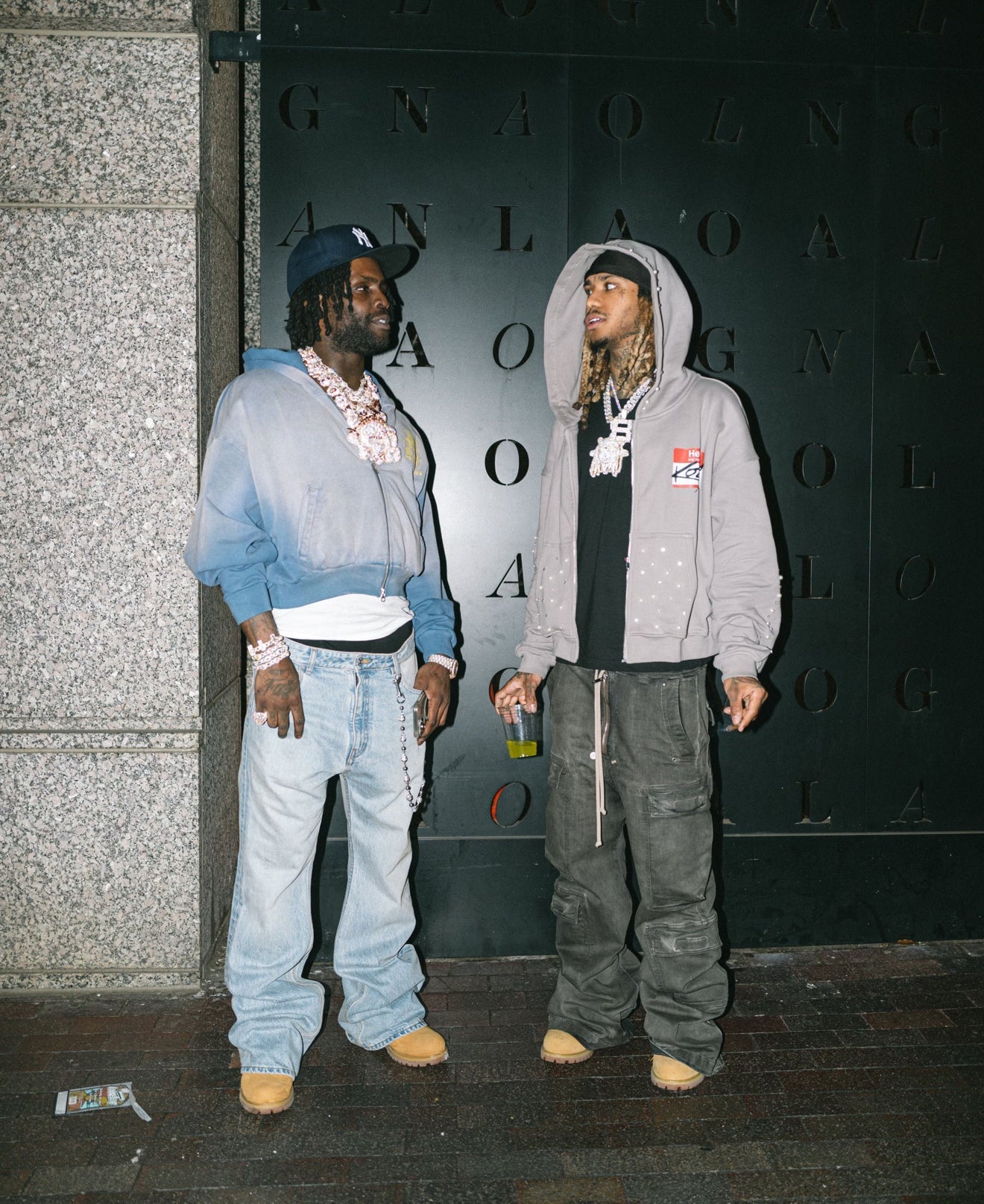 Grauer „Hello My Name Is Kozy“-Reißverschluss