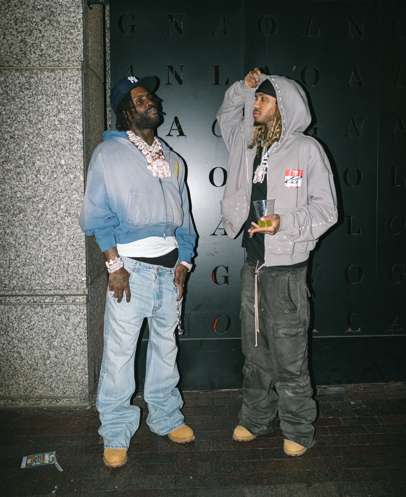 Grauer „Hello My Name Is Kozy“-Reißverschluss